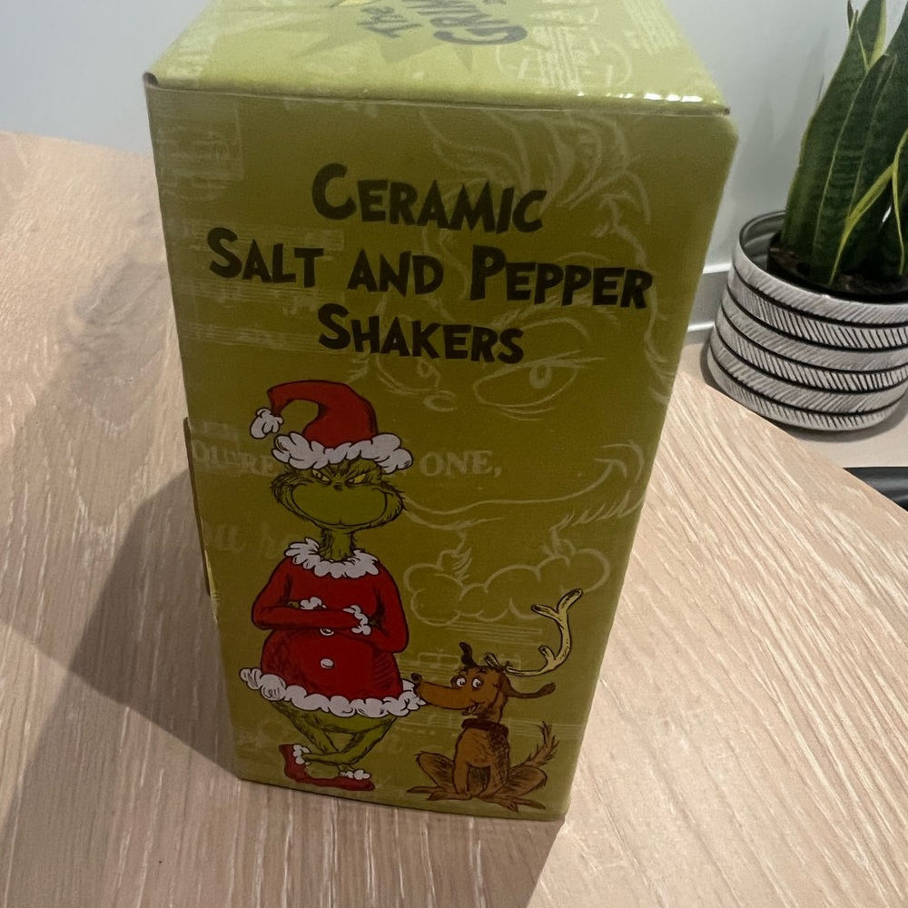 The grinch Salt and pepper shaker - Picture 3 of 4
